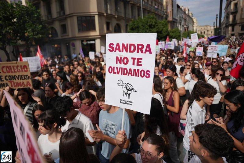 Protesta en Sevilla por la paz escolar: la familia de Sandra Peña recibe apoyo masivo.