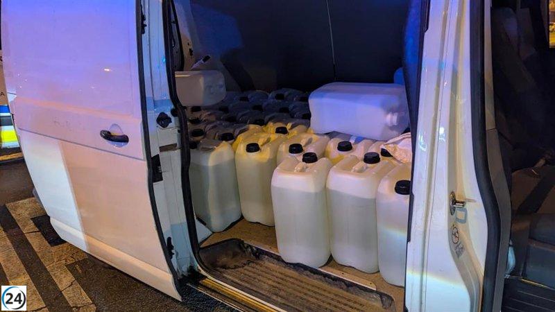 Capturan en Almería a sospechosos que intentaron embestir a policías mientras transportaban 1.400 litros de gasolina.