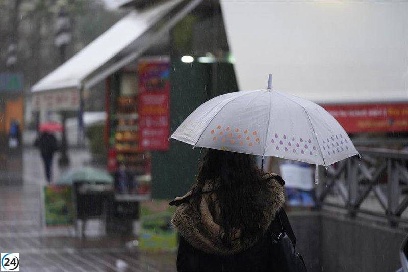Andalucía enfrenta 80 emergencias por lluvias, especialmente en Sevilla, debido a acumulaciones de agua en caminos secundarios.