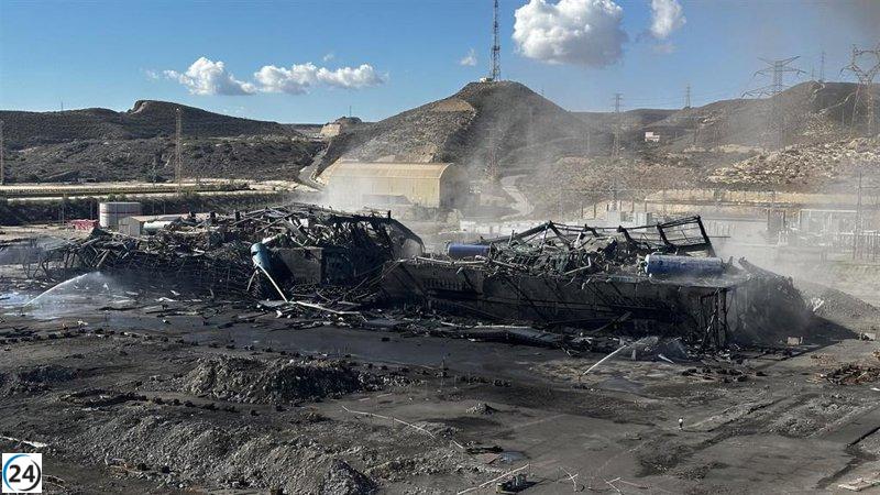 La planta térmica Litoral de Carboneras culmina su demolición con la última explosión controlada.