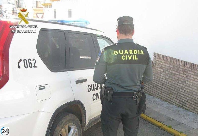 La Guardia Civil intensifica la búsqueda del prófugo en Isla Cristina tras un apuñalamiento a su pareja, quien ya se encuentra fuera de peligro.
