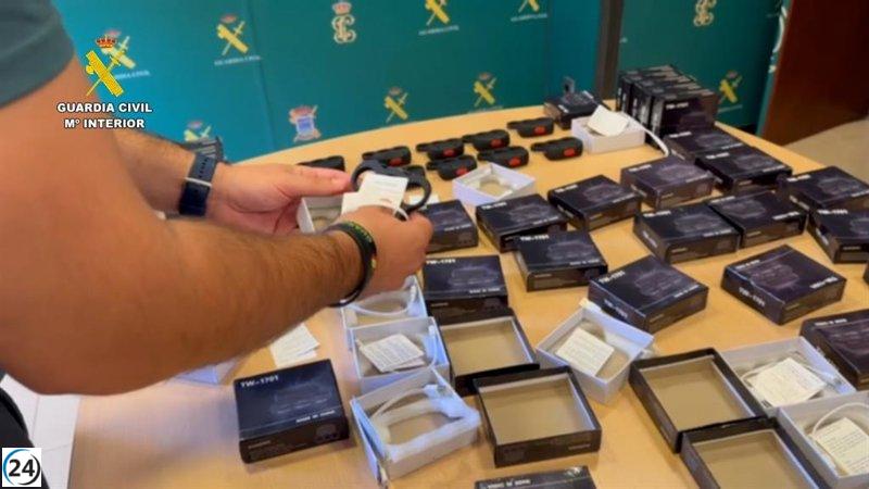 Confiscados en San Juan del Puerto 451 'puños eléctricos', prohibidos en el país.