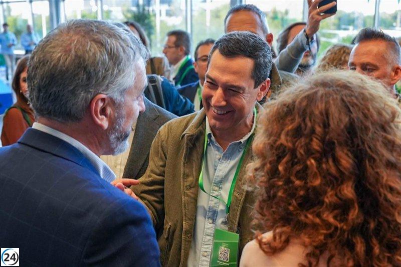 Moreno da la bienvenida a los líderes de CCOO y UGT antes de su destacada llegada al Congreso del PP-A.