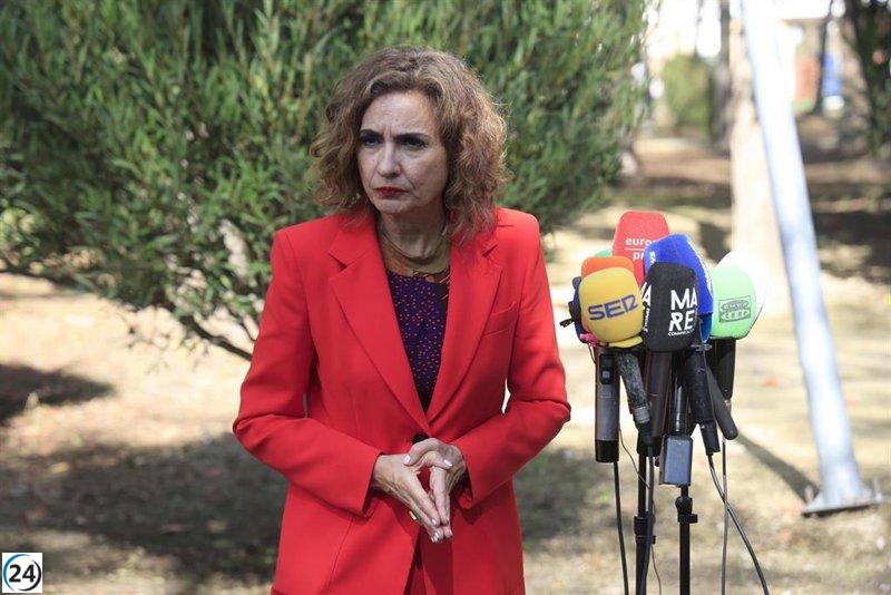 Montero critica a Moreno por designar a un viceconsejero de Sanidad vinculado al sector privado.