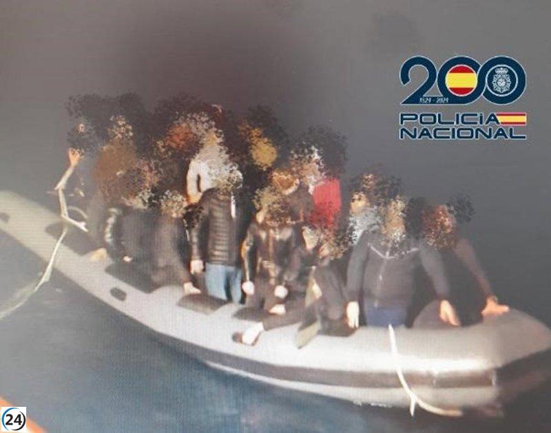 Detenido por tráfico de migrantes tras interceptar una embarcación con 16 personas en Almería.