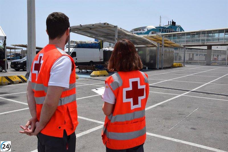 Cruz Roja asiste a 42 migrantes, incluido un niño, tras su llegada en patera a Almería.