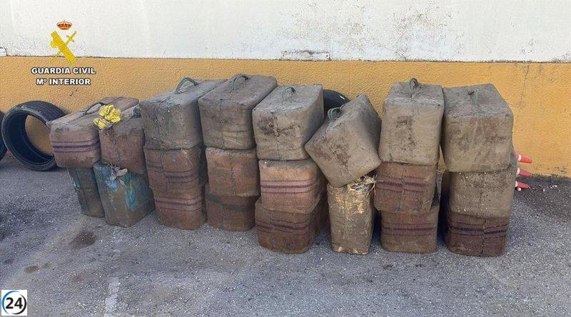 Descubren 865 kilos de hachís tras detener un coche por una infracción en Los Barrios, Cádiz.