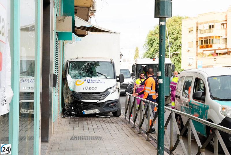 Accidente en la Carretera de Ronda de Almería deja múltiples heridos tras salida de un camión.