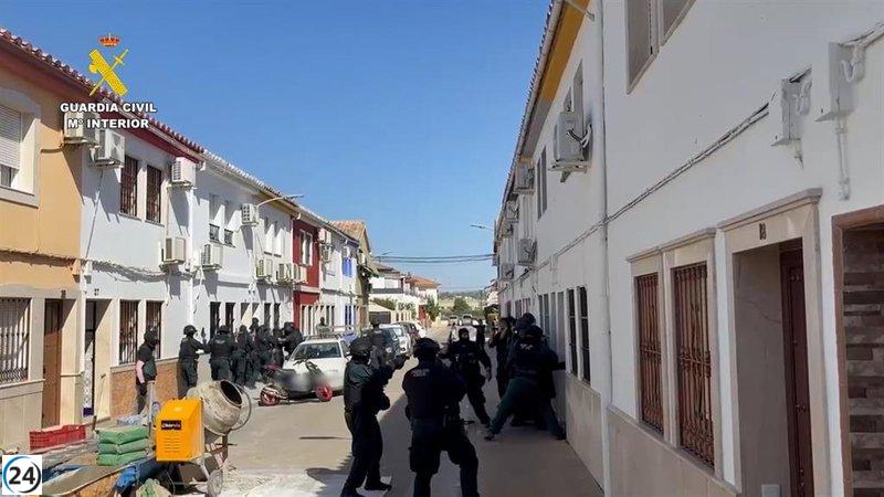 La Guardia Civil despliega 150 agentes en una gran operación contra el narcotráfico en Córdoba y Sevilla.