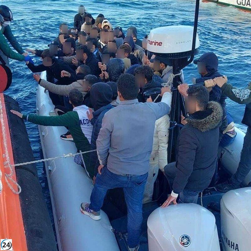 Cruz Roja asiste a 134 migrantes desembarcados en el Puerto de Almería tras sus travesías en patera.