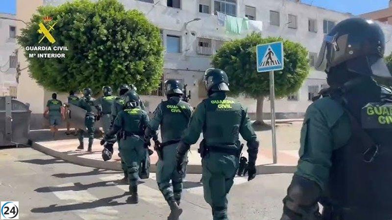 Capturan a dos sospechosos por el apuñalamiento de un hombre durante un robo en Roquetas de Mar, Almería.