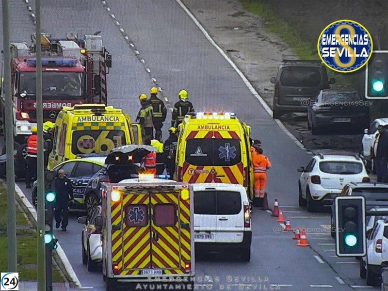 Conductor sufre lesiones menores tras chocar contra una farola en Sevilla.