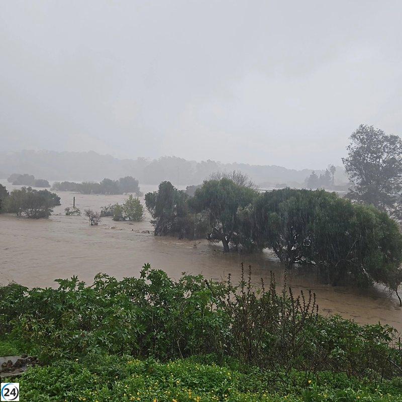 Jimena de la Frontera solicita a la población que limite los desplazamientos tras el desbordamiento del río Hozgarganta.