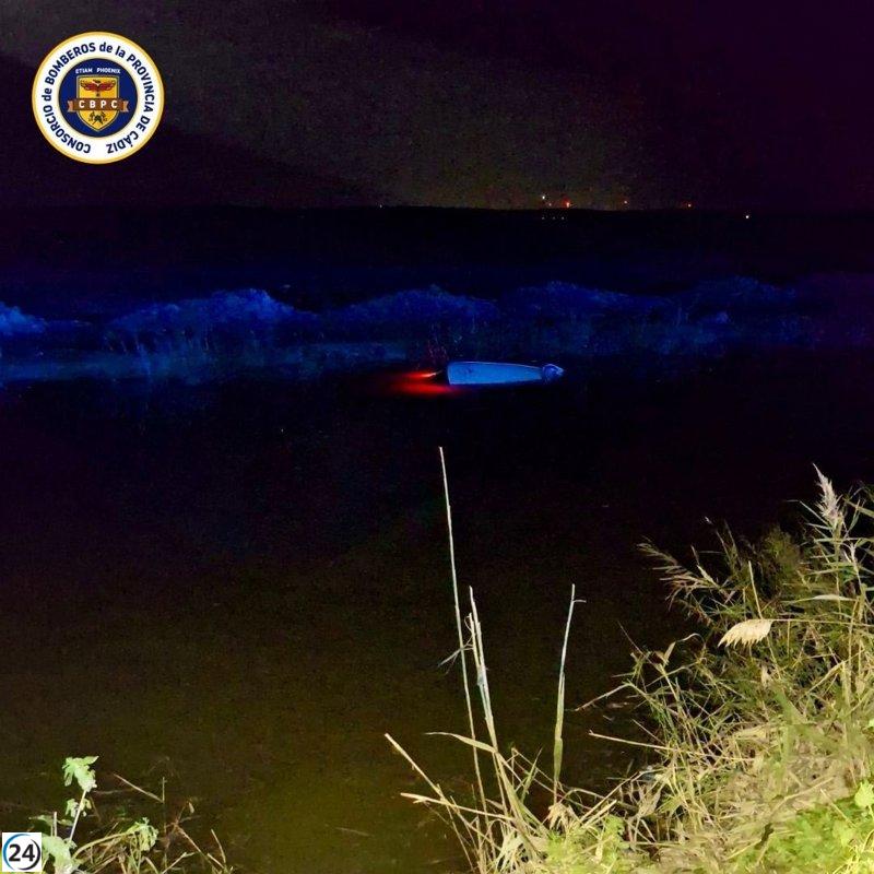 Salvan a un individuo que quedó atrapado en su coche tras caer en un canal en Sanlúcar de Barrameda.