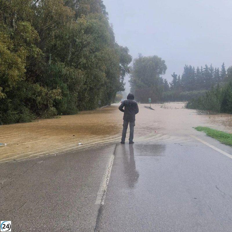Cinco vías en Cádiz, Córdoba y Sevilla cerradas por inundaciones, mientras que una en Almería sufre bloqueos por hielo y nieve.