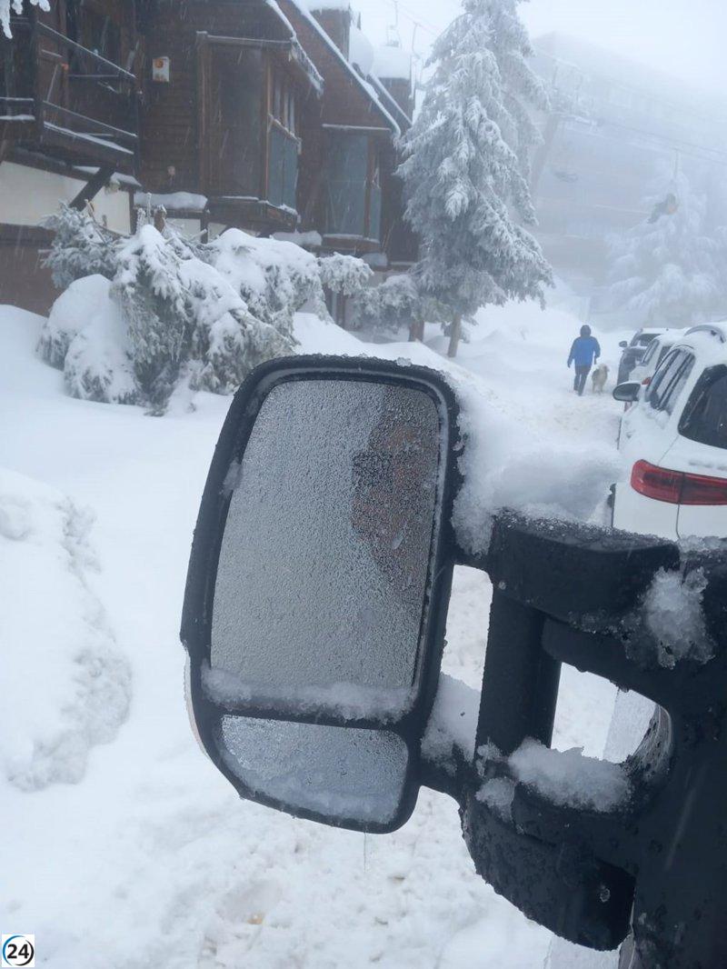 Monachil intensifica labores para despejar nieve y liberar vehículos varados desde el domingo en Sierra Nevada.