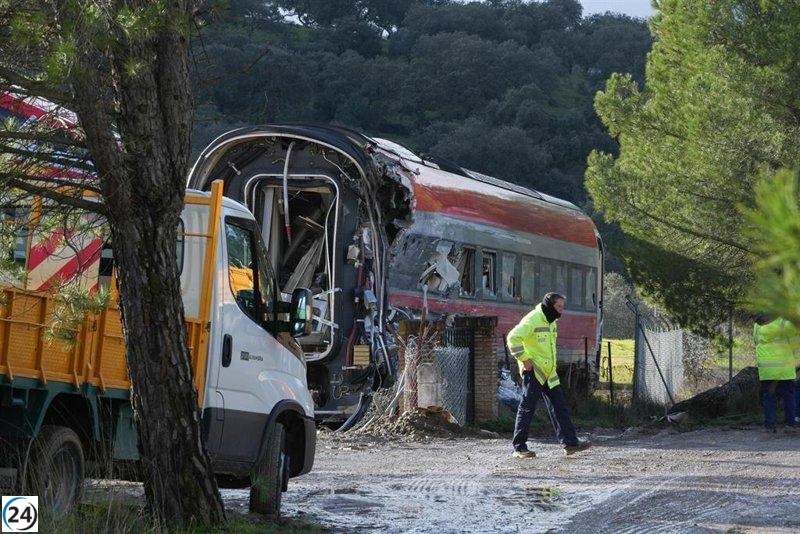 Los vagones del Iryo, descarrilados en Adamuz (Córdoba), permanecen sellados y fuera de servicio en el lugar del accidente.
