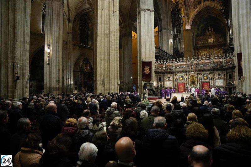 Sevilla rinde homenaje a las víctimas del tren en una misa: “Las sombras del pasado llevan nombres: Adamuz y Gelida”.