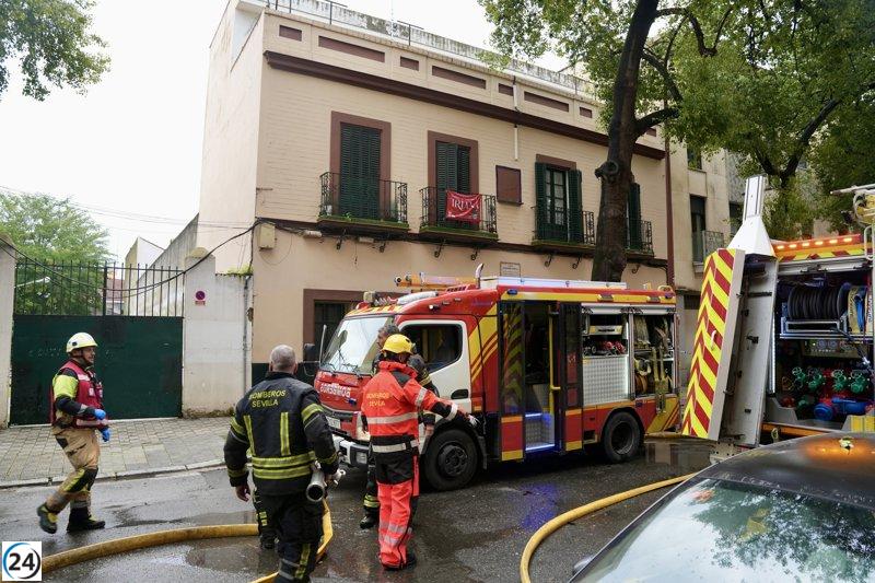 Un hombre de 31 años sufre lesiones en un incendio de una casa en Sevilla.
