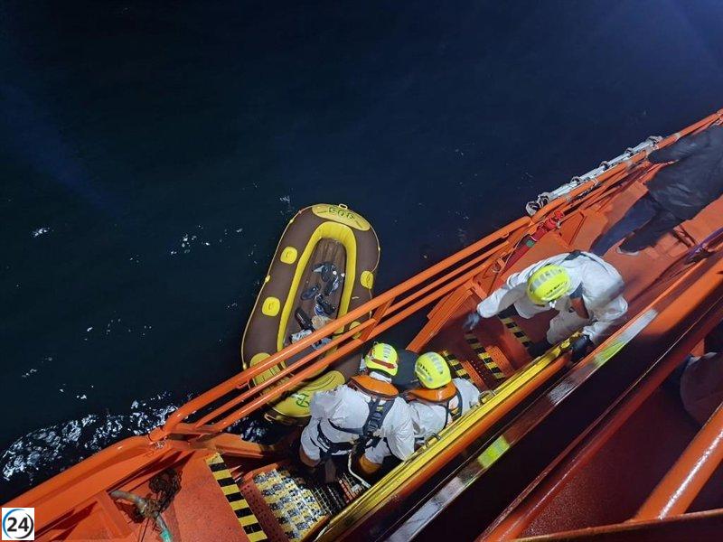 Catorce migrantes del Magreb son salvados al intentar alcanzar la costa de Tarifa en embarcaciones inflables.