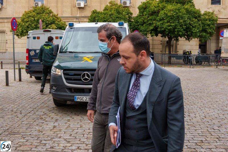 Rafael Pineda, exconcejal, queda libre sin medidas cautelares tras no declarar en el caso de la trama urbanística en Sevilla.