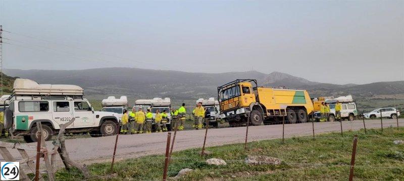 El fuego en Tarifa se mantiene estable y evoluciona bien sin uso de medios aéreos.