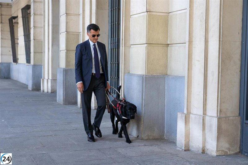 Primer juez español con un perro guía es un magistrado de la Audiencia de Sevilla.