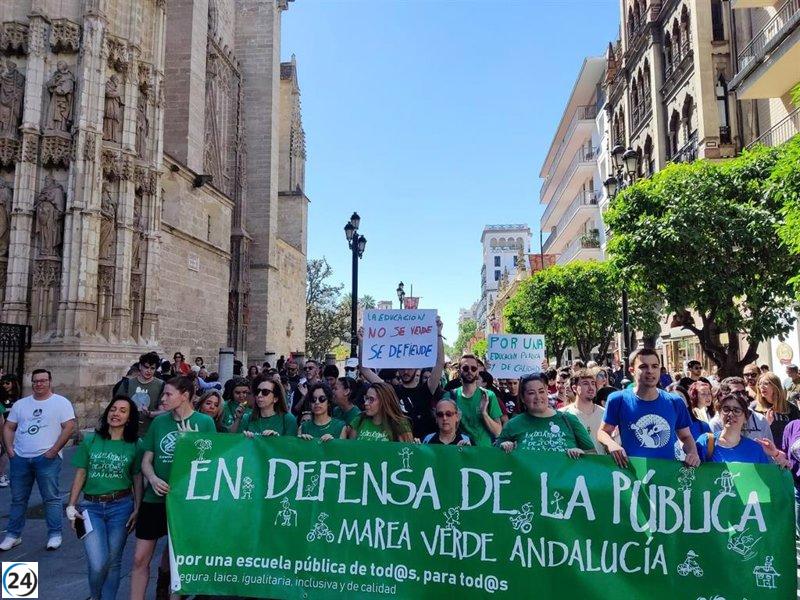 Miles de personas defienden la educación pública en Sevilla y protestan contra la Junta por privatizarla.