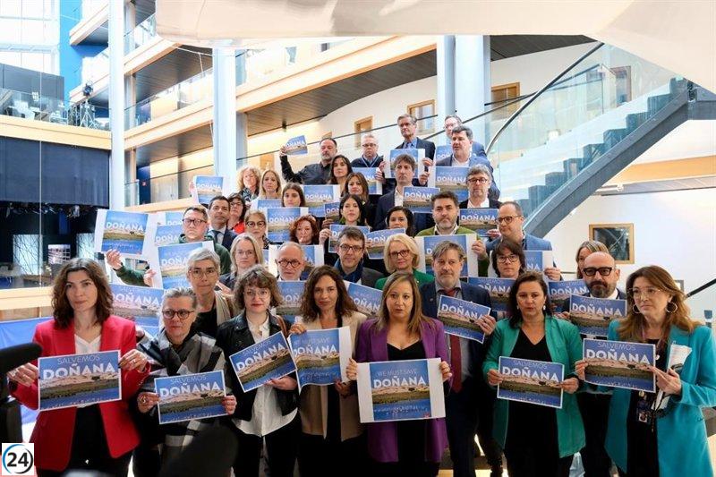 Decenas de eurodiputados protestan en la Eurocámara contra la ley de regadíos en Doñana.