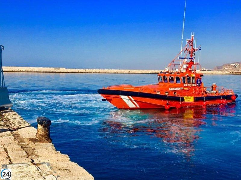 Salvados 15 migrantes de una barcaza varada en la costa de Almería.