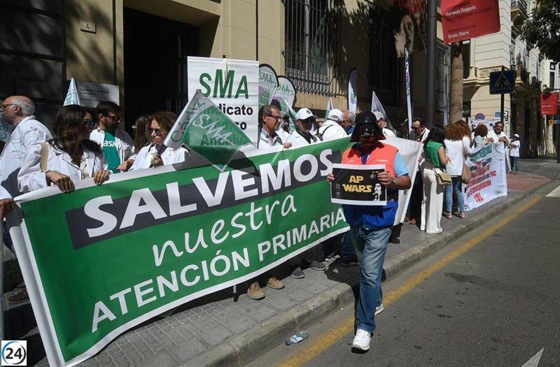 La huelga en Atención Primaria tiene un seguimiento del 0,74% según el SAS, pero el Sindicato Médico lo eleva al 35%.