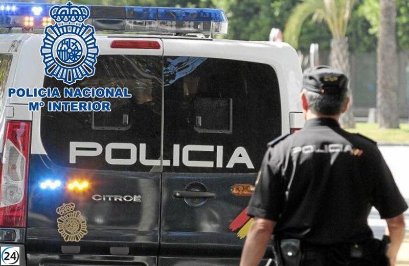 Dos personas se entregan pacíficamente a la Policía Nacional en Jerez (Cádiz) después de un tiroteo.