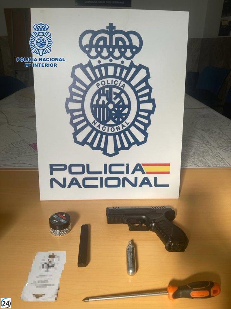 Hombre retiene a mujer con arma en Dos Hermanas.
