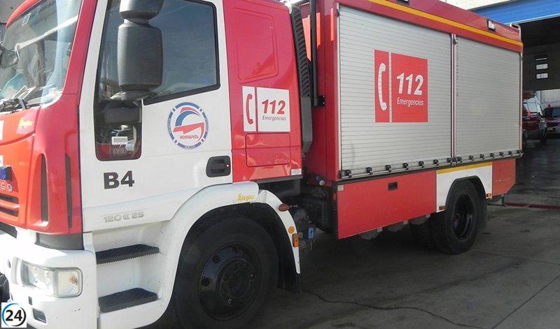 Bomberos del Consorcio luchan contra incendio en asentamiento de Palos de la Frontera (Huelva).