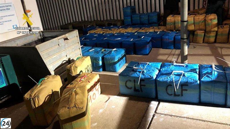 Incautan cuatro toneladas de hachís en una embarcación en la desembocadura del Guadalquivir en Cádiz.