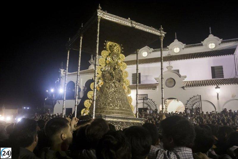 La Virgen del Rocío regresa después de larga procesión por la aldea.