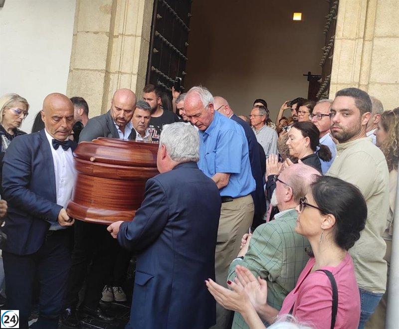 Antonio Gala es despedido en Córdoba con aplausos y sus cenizas reposarán en su Fundación.