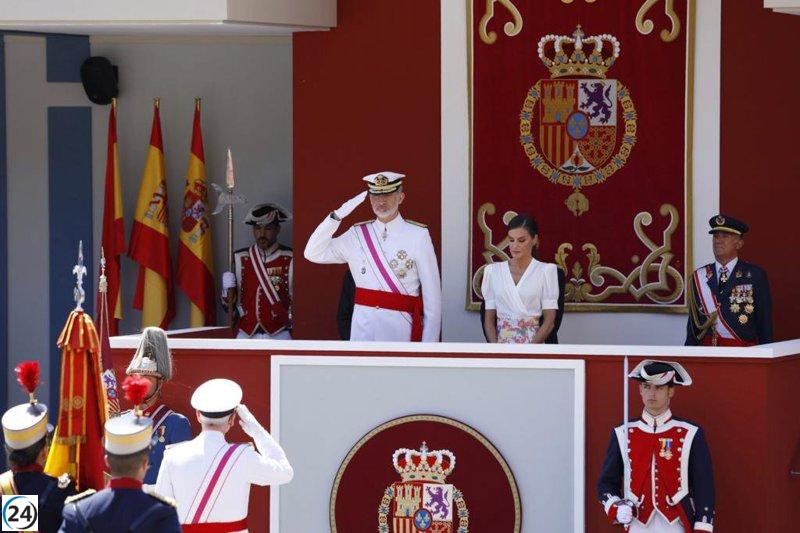 Reyes presiden en Granada un gran desfile militar con apoyo popular.