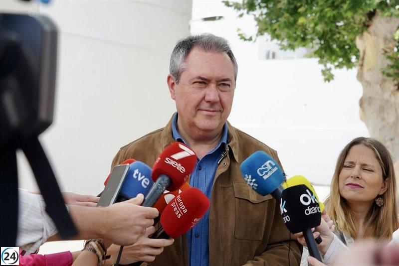 Espadas defiende la agricultura onubense ante los ataques de Moreno.