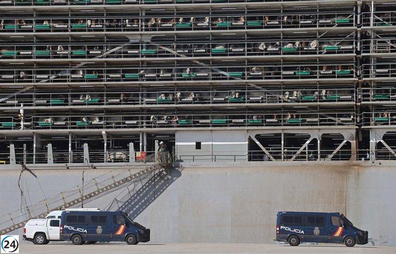 Barco con 16.000 vacas intervenido por Audiencia Nacional abandona San Roque después de registro.
