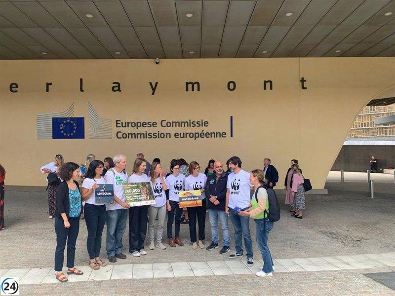 Ecologistas entregan 260.000 firmas en defensa de Doñana al comisario de Medio Ambiente de la UE