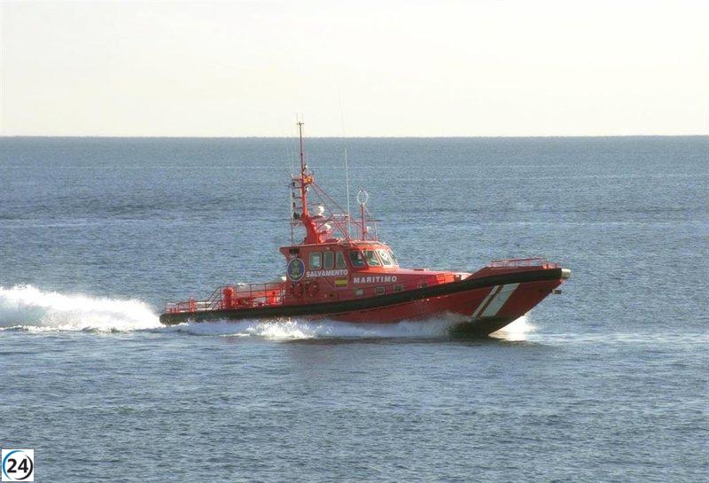 Rescatan a 18 migrantes, incluyendo un menor, de una patera en el litoral almeriense.
