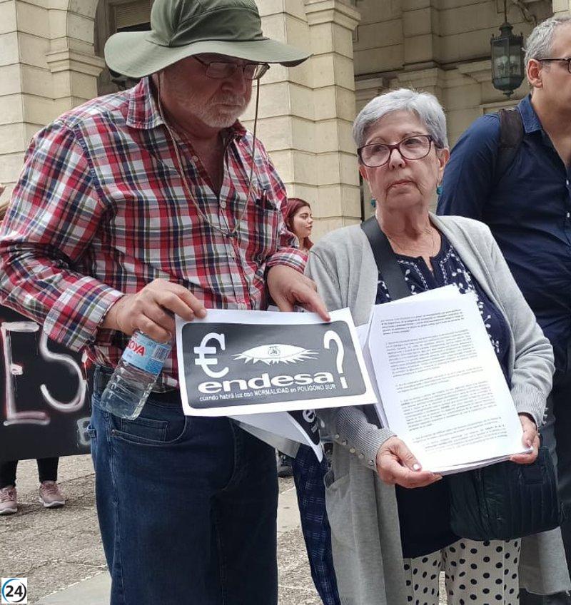 Vecinos denuncian cortes de luz y se reúnen con abogado para planificar acciones