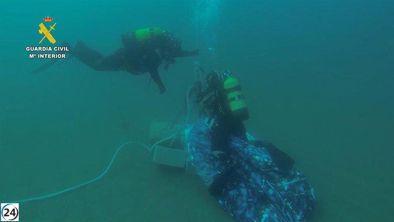 La Guardia Civil rescata más de una tonelada de hachís del fondo marino en Almería.