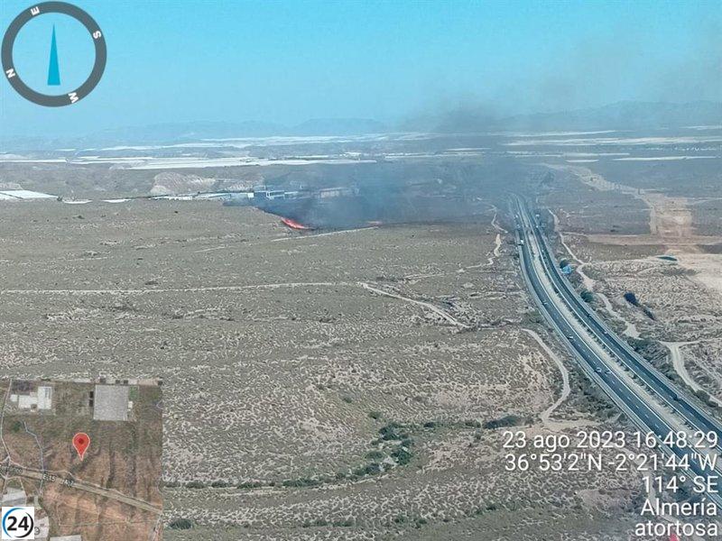 Controlado incendio en Venta Gaspar, Almería, que afectó a un carril de la A7