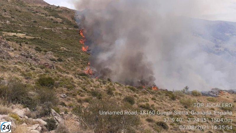 El Infoca moviliza fuerzas aéreas y terrestres para combatir incendio en Güéjar Sierra (Granada).