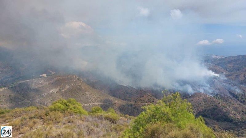 Aumenta a 13 el número de aviones en el incendio de Almuñécar (Granada), con 133 personas en tierra