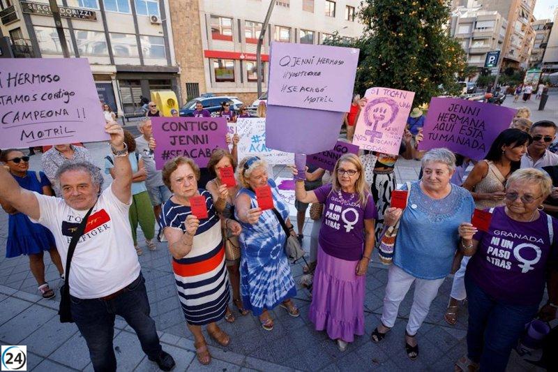 Multitudinarias protestas en ciudades andaluzas respaldan a Jenni Hermoso y exigen dimisión de Rubiales.