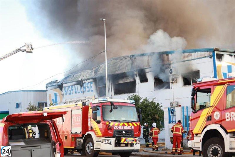 Exitosamente sofocado el incendio en la nave de pinturas de La Rinconada (Sevilla) que requirió la acción de ocho cuerpos de bomberos