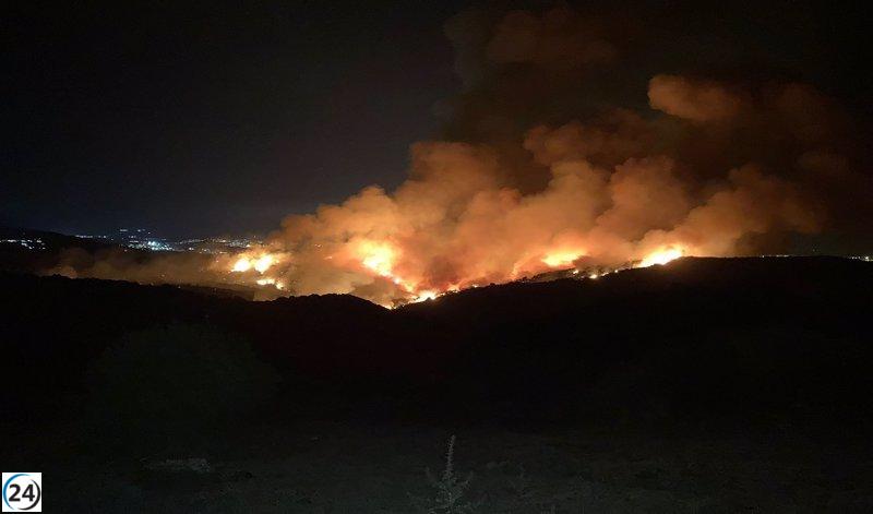 Incendio en Algeciras bajo control tras desalojo de cortijos en Getares durante cuatro horas